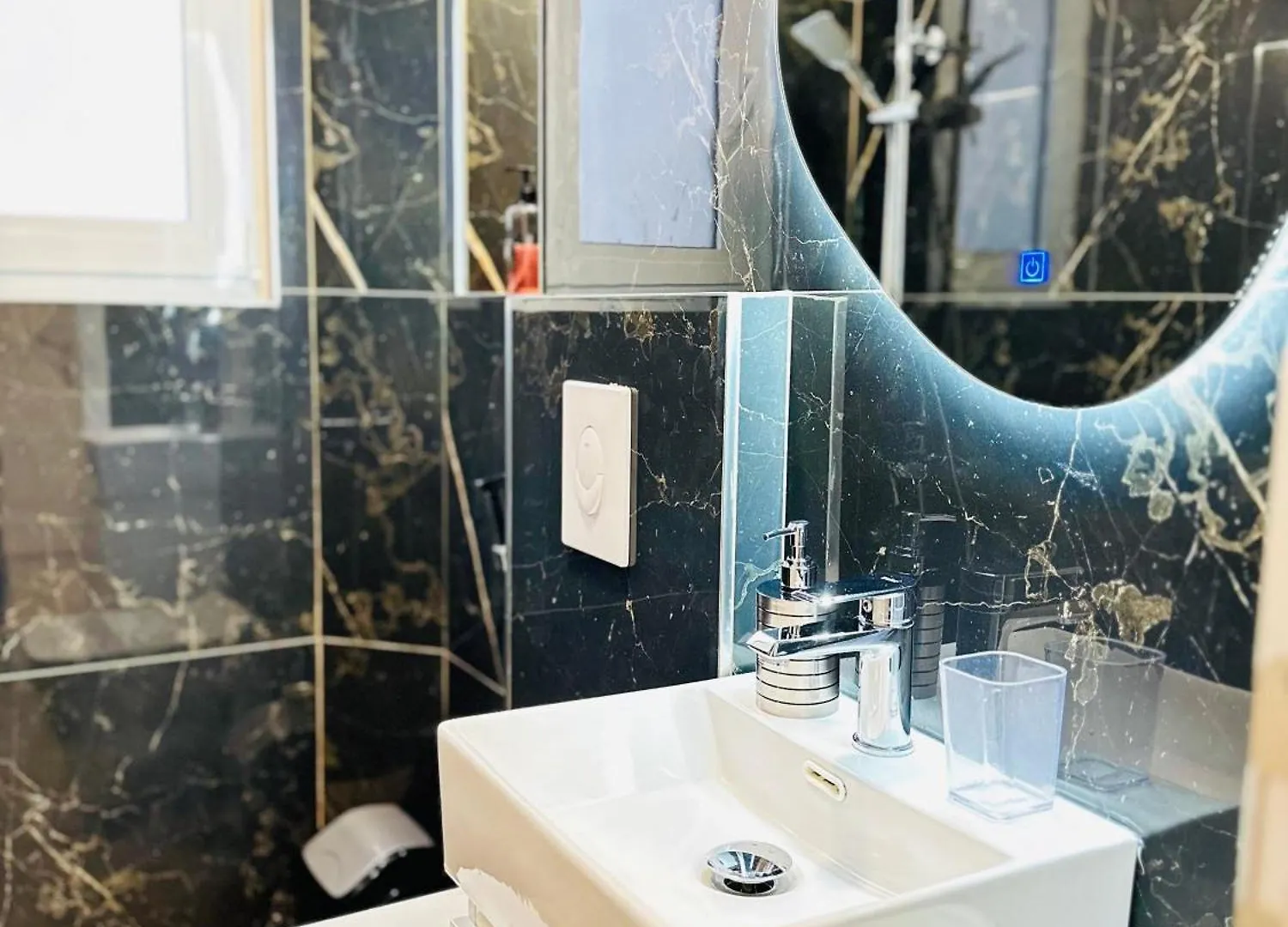 Luxurious Central Stay - Self Check-In Tirana 0*,